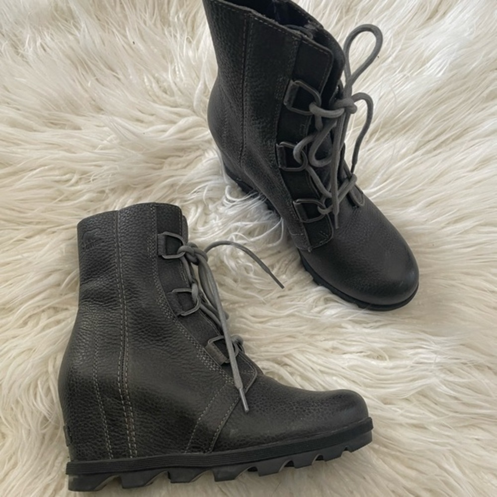 Sorel Joan of Arctic gray leather wedge winter booties ladies size 8.5